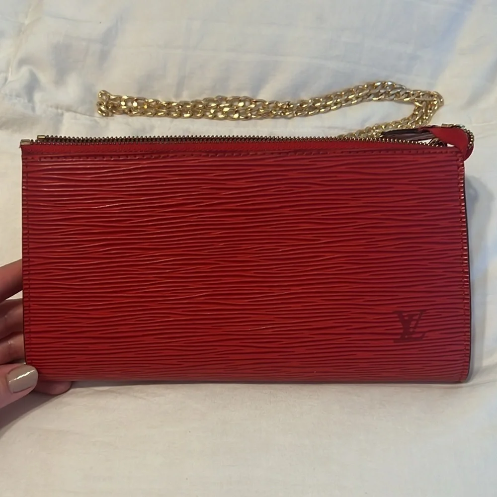 Louis Vuitton EPI Pochette AR0966 Crossbody Chain - Picture 4 of 14